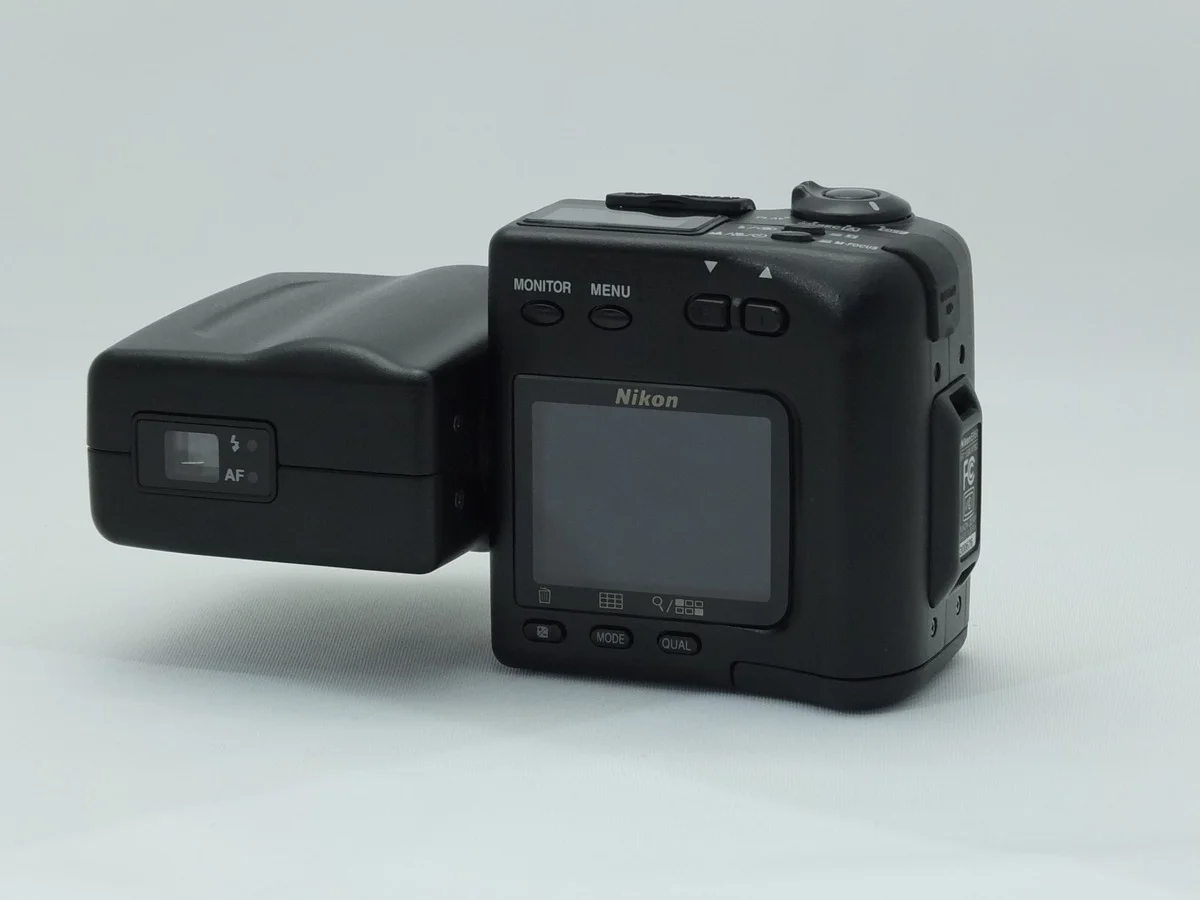 Nikon COOLPIX 950 ( 950) - Thumbnail 2