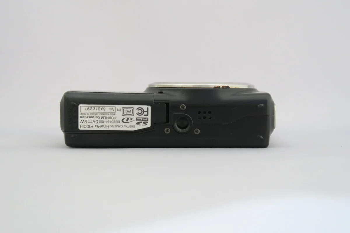 Fujifilm FinePixF100fd - Thumbnail 3