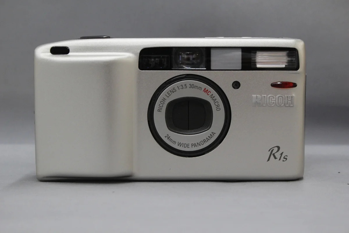 Ricoh R1s (30mm F3.5/24mm F8)