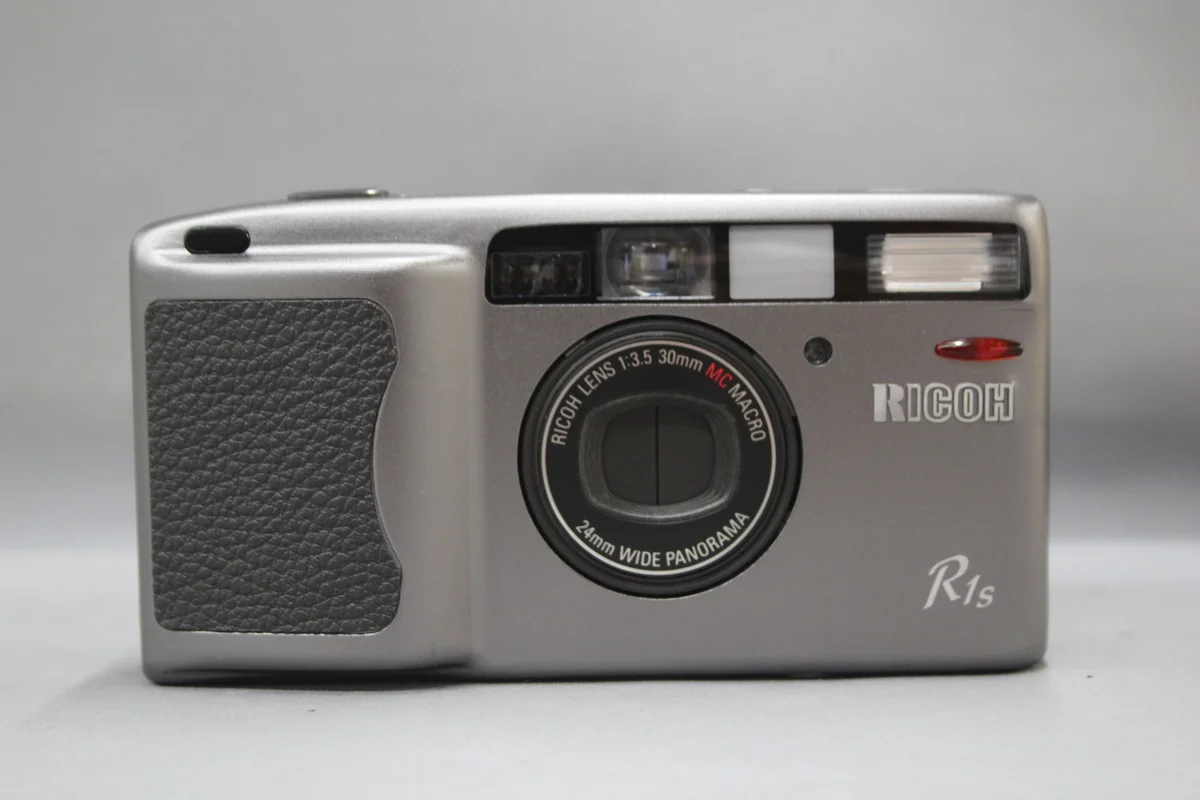Ricoh R1s (30mm F3.5/24mm F8)
