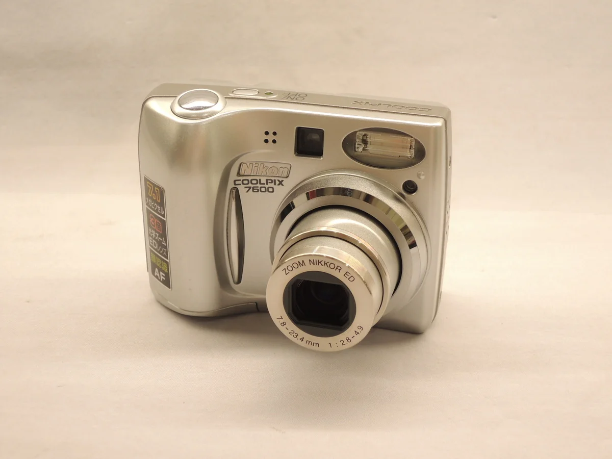 Nikon COOLPIX 7600 710