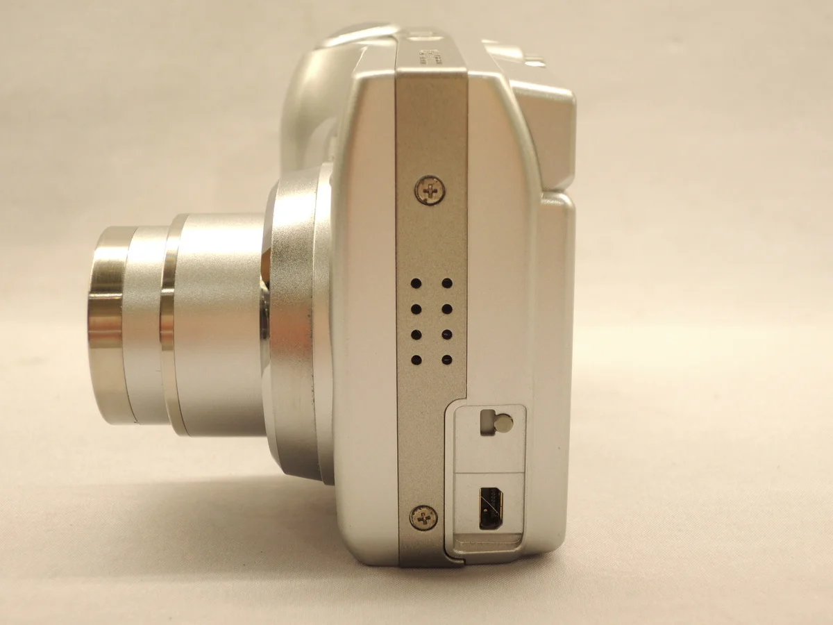 Nikon COOLPIX 7600 710 - Thumbnail 3