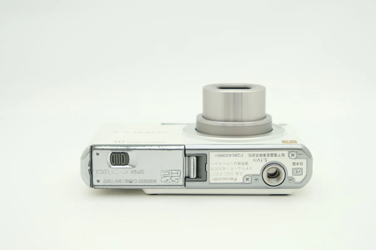 Panasonic LUMIX DMC-FX37-W - Thumbnail 3